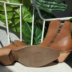 Leather ankle boots 8.5 light brown.